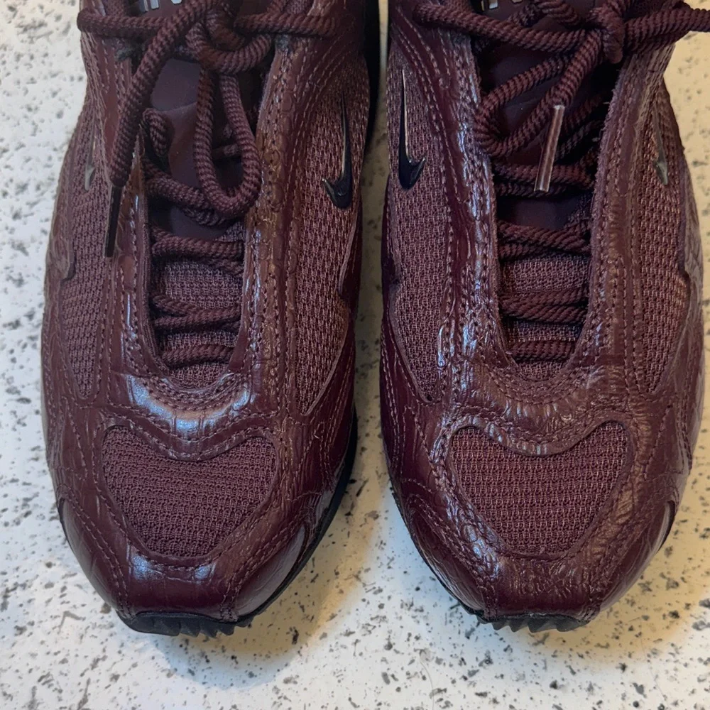 Nike Low-Top Maroon Athletic Sneakers